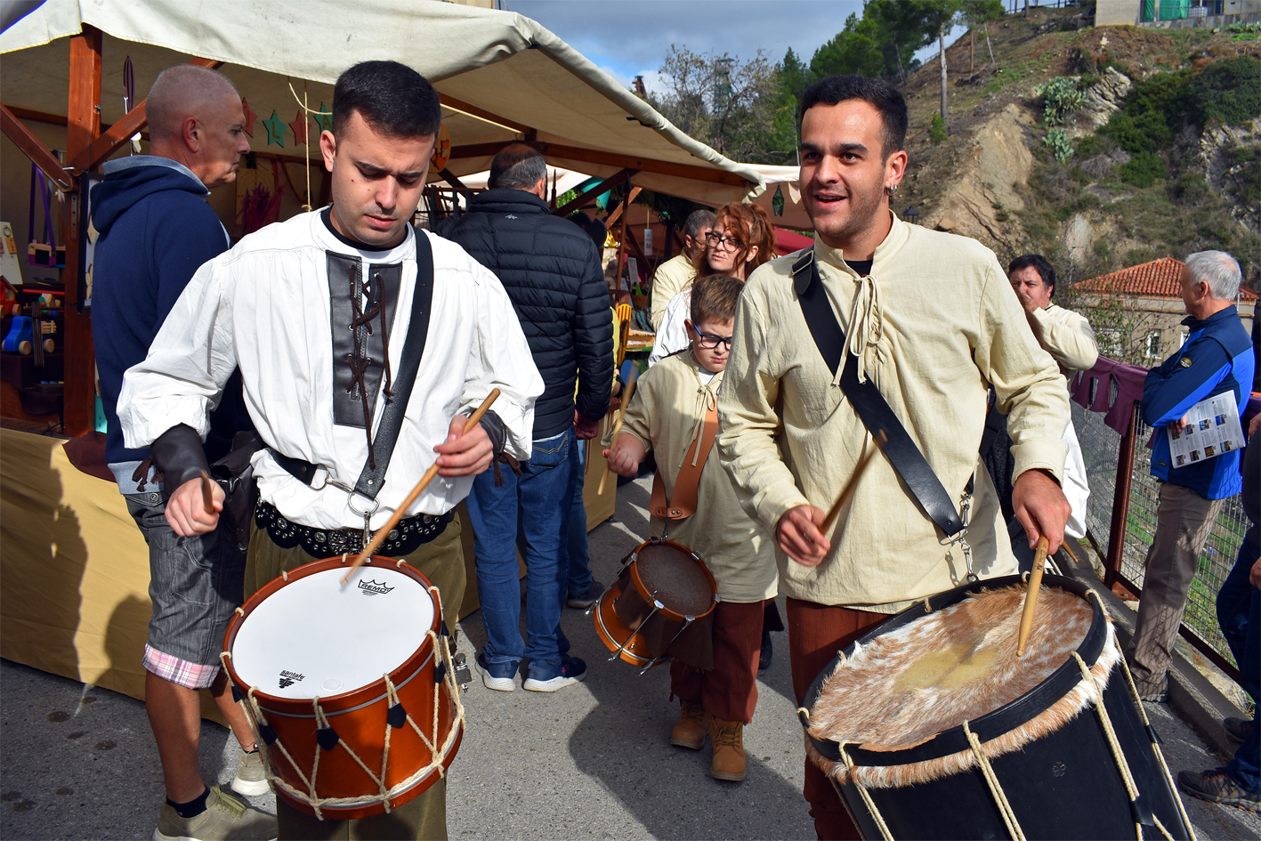Encapçalament del seguici de la Castlana pel carrer Campanar, dins de la 21a Fira Medieval d'Oficis de Súria.