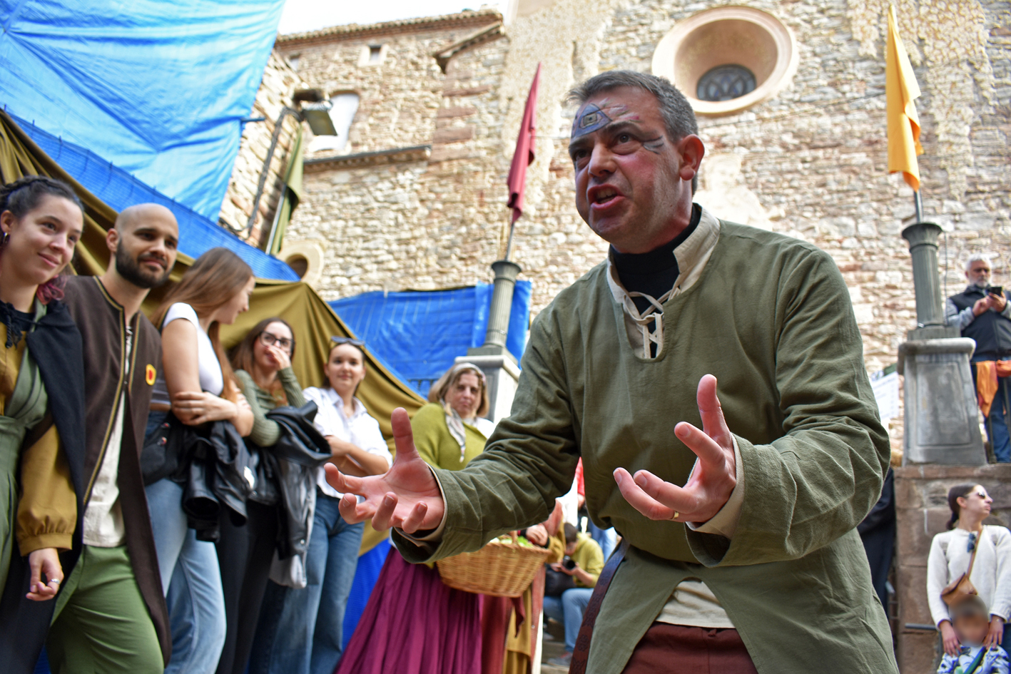 Personatge del seguici de la Castlana, al davant de l'Església del Roser, dins de la 21a Fira Medieval d'Oficis de Súria.