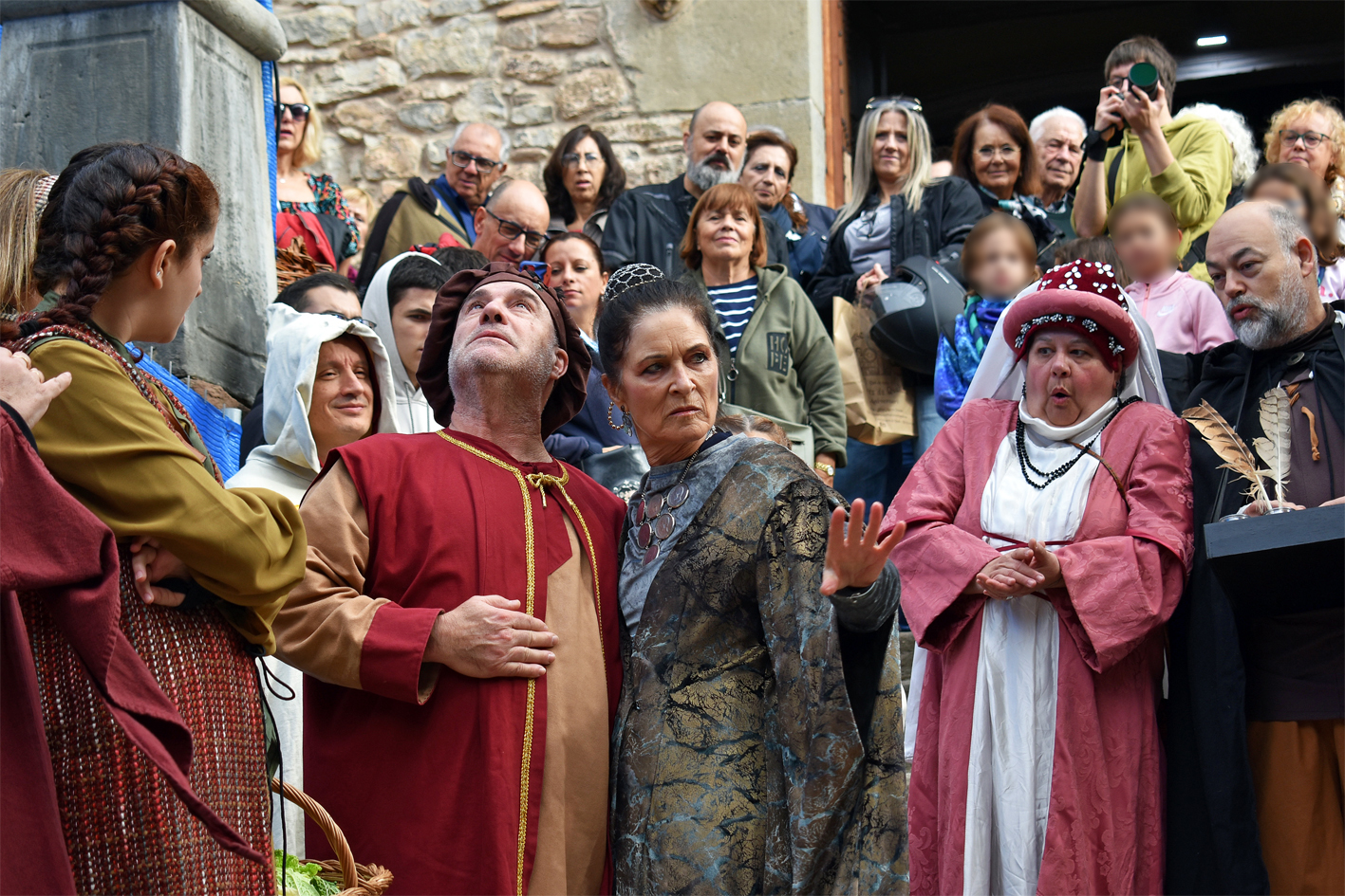 La Castlana i altres personatges del seguici, al davant de l'Església del Roser, dins de la 21a Fira Medieval d'Oficis de Súria.