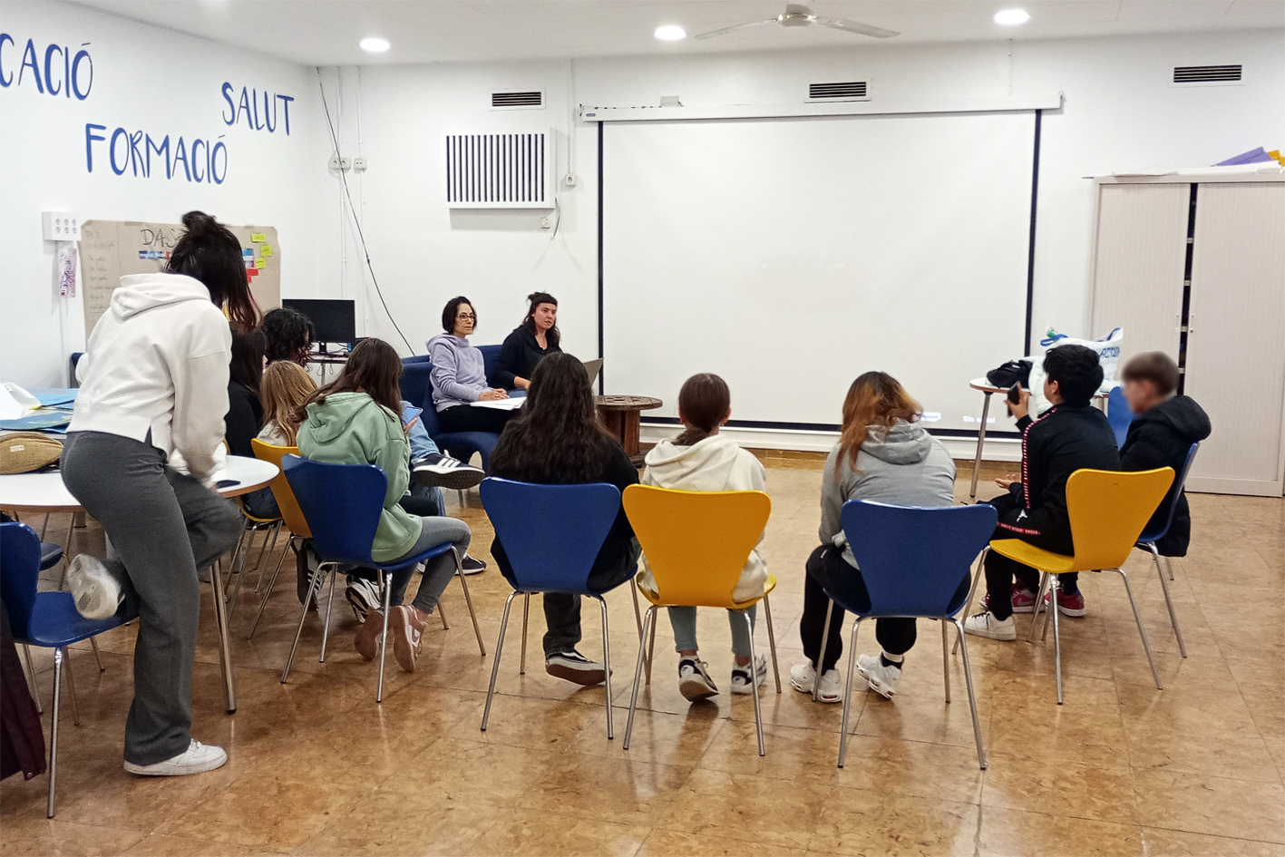 Imatge del taller del Casal de Joves sobre prevenciÃ³ de les violÃ¨ncies masclistes, dins del programa del Dia Internacional per l'erradicaciÃ³ de la violÃ¨ncia vers les dones. Foto: Casal de Joves.