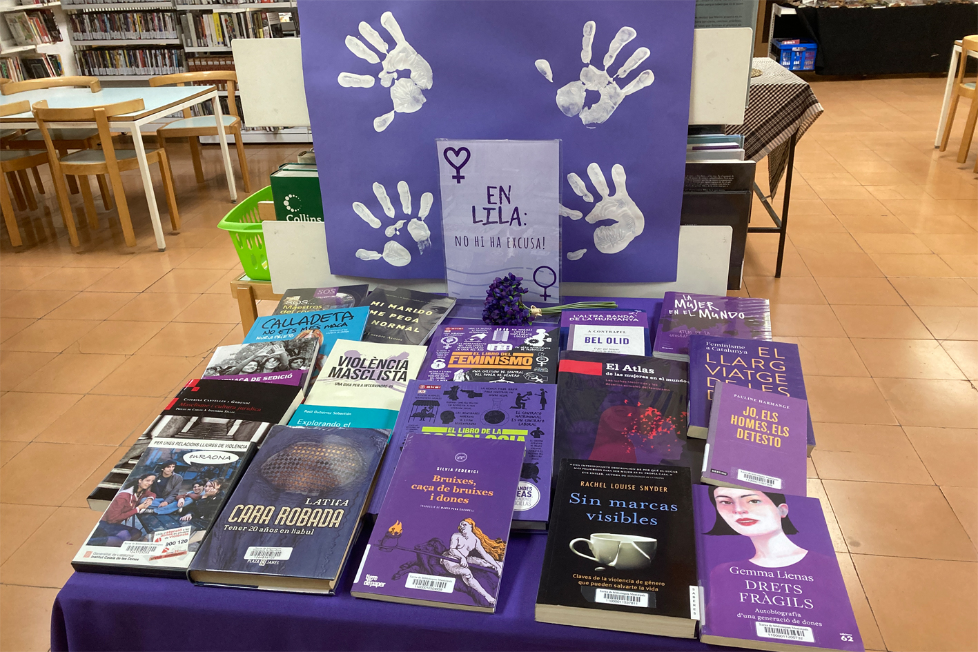 Mostra bibliogrÃ fica 'En lila: no hi ha excusa!' a la Biblioteca PÃºblica, dins del programa del Dia Internacional per l'erradicaciÃ³ de la violÃ¨ncia vers les dones.