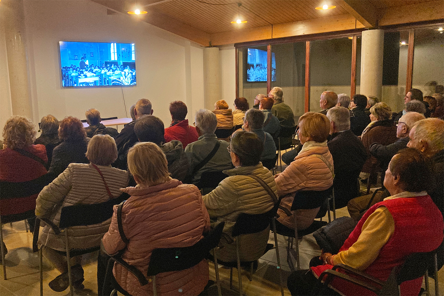 Projecció de l'audiovisual del Museu de la Mineria a la Sala del Portal del Casinet, dins de la Setmana de la Gent Gran. 