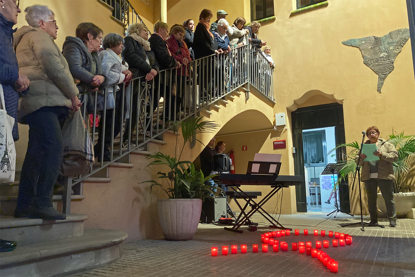 Lectura del manifest durant l'acte central del Dia Internacional per l'erradicaciÃ³ de la violÃ¨ncia vers les dones, a la Casa de la Vila.
