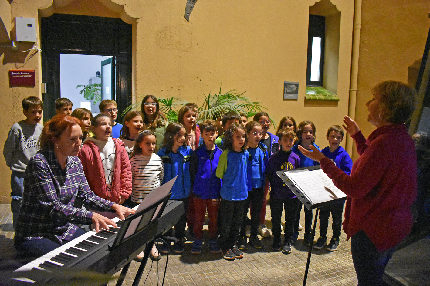 ActuaciÃ³ d'alumnes de l'Escola Municipal de MÃºsica durant l'acte central del Dia Internacional per l'erradicaciÃ³ de la violÃ¨ncia vers les dones, a la Casa de la Vila.