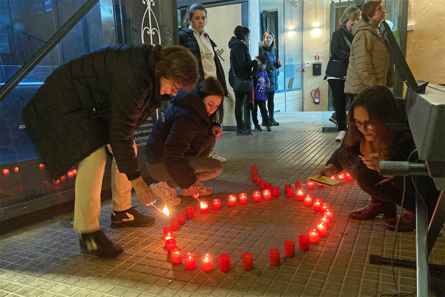 Encesa de les espelmes del llaÃ§ simbÃ²lic del Dia Internacional per l'erradicaciÃ³ de la violÃ¨ncia vers les dones, a la Casa de la Vila.