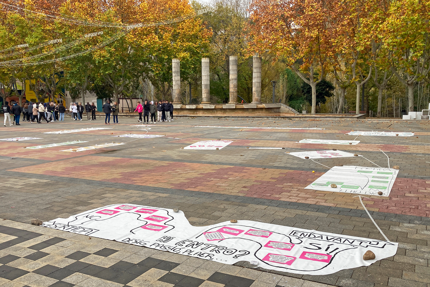 Activitat de les Bruixes Salines amb alumnat de l'Institut Mig-MÃ³n a la plaÃ§a de Sant Joan, dins del programa del Dia Internacional per l'erradicaciÃ³ de la violÃ¨ncia vers les dones.