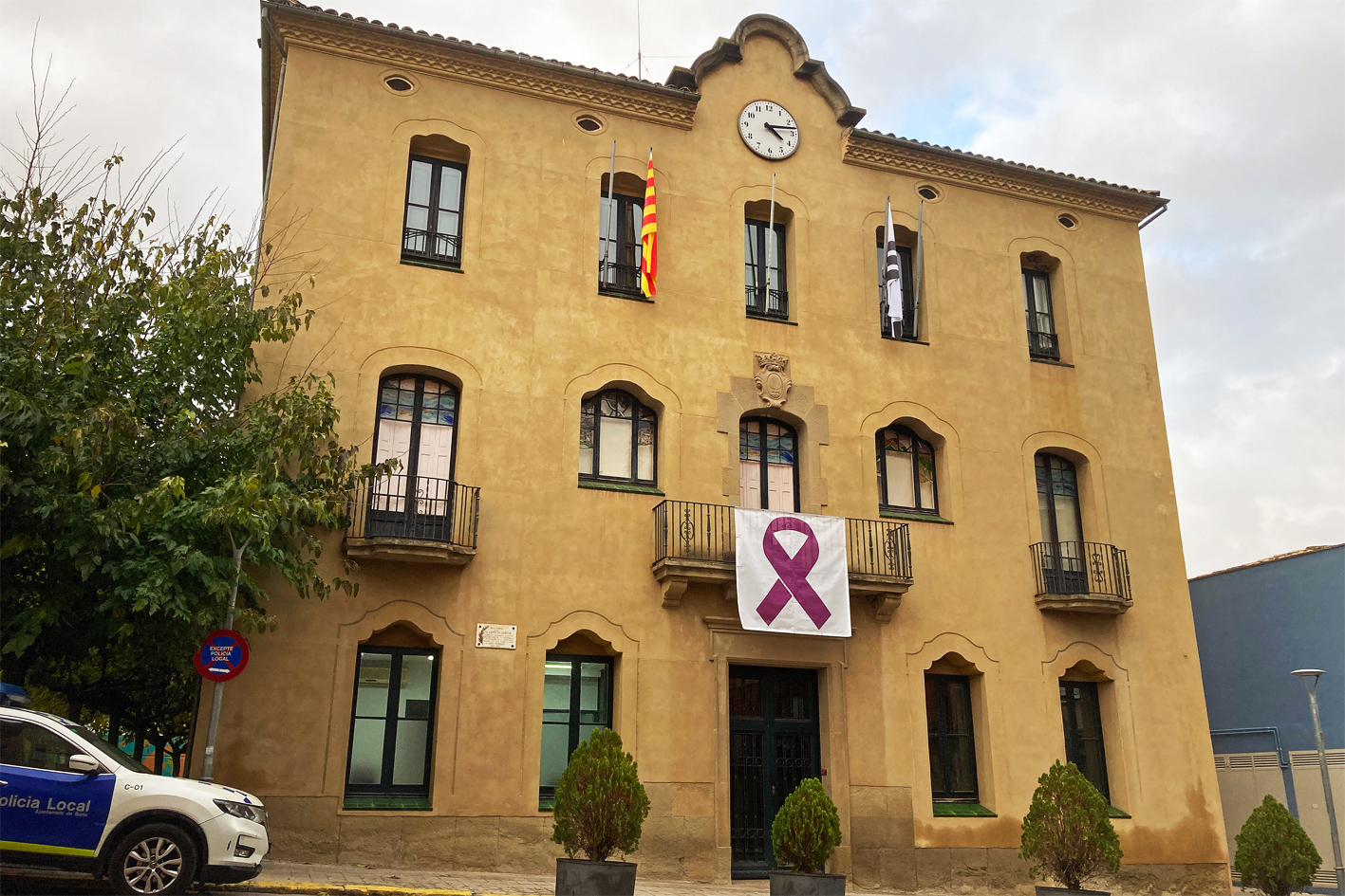 FaÃ§ana de la Casa de la Vila, amb el llaÃ§ simbÃ²lic del Dia Internacional per l'erradicaciÃ³ de la violÃ¨ncia vers les dones.