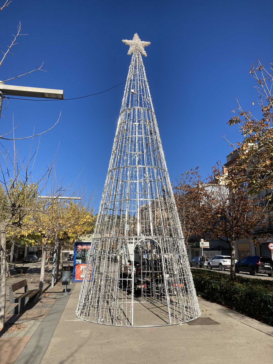 Arbre de Nadal a la plaÃ§a de Sant Joan, desprÃ©s de la seva instalÂ·laciÃ³.