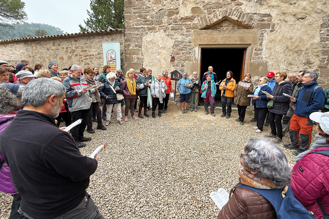 Cantada de nadales a Coaner (Sant Mateu de Bages), amb la participaciÃ³ de la Coral SÃ²rissons de l'Escola Municipal de MÃºsica, la Societat Coral La Llanterna i altres cantaires.