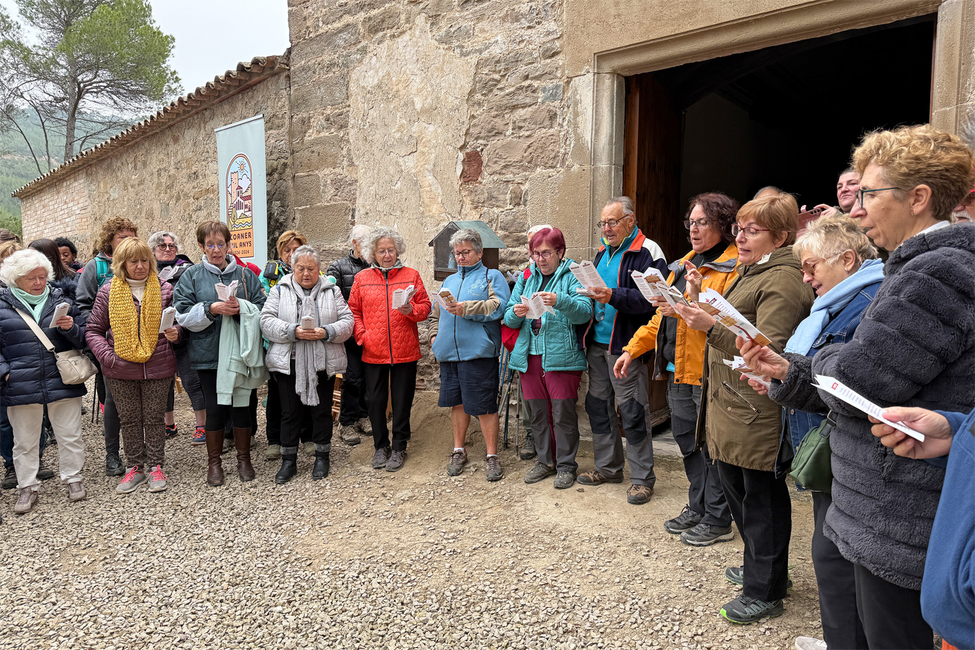 Cantada de nadales a Coaner (Sant Mateu de Bages), amb la participaciÃ³ de la Coral SÃ²rissons de l'Escola Municipal de MÃºsica, la Societat Coral La Llanterna i altres cantaires.