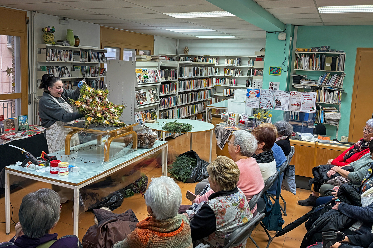 Taller de centres florals de Nadal a la Biblioteca PÃºblica.
