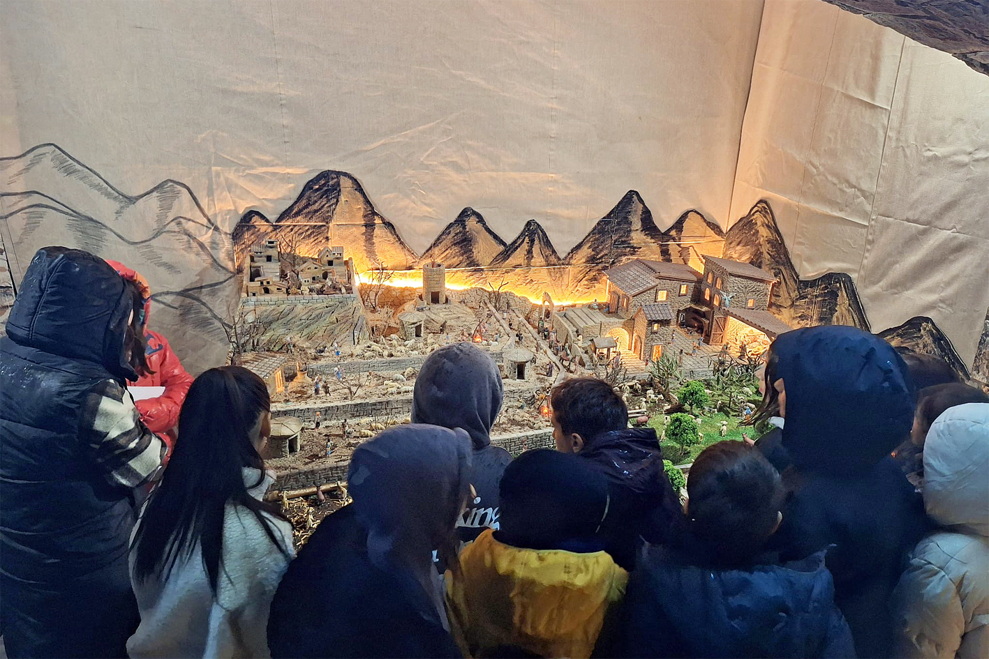 Imatge del recorregut del jurat del 4t concurs 'IlÂ·luminem el Nadal!', format pel Consell Municipal dels Infants, i organitzat per l'Ajuntament de SÃºria.
