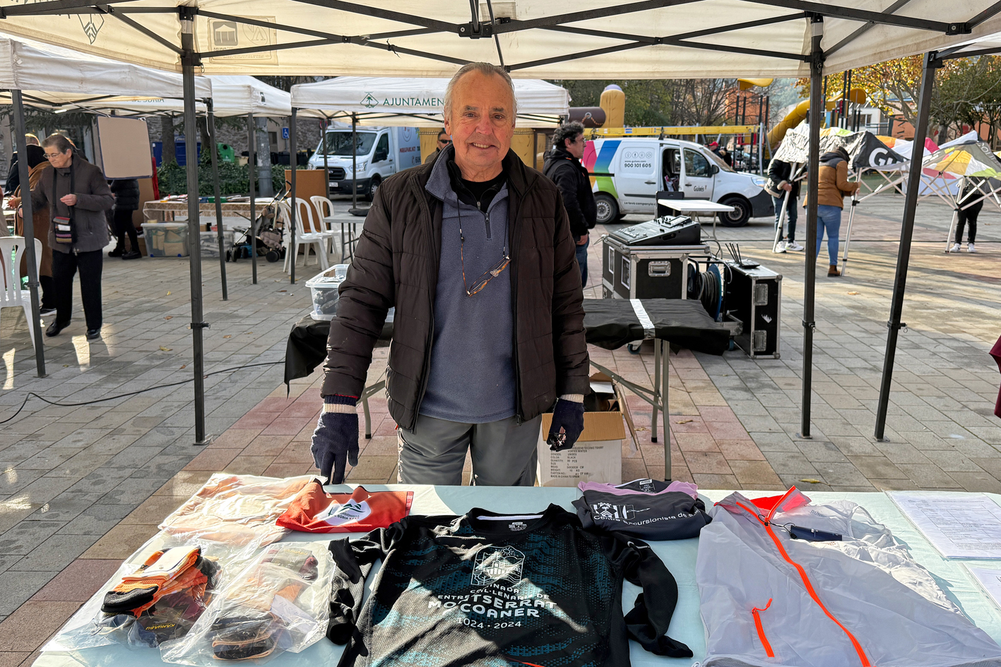 Parada del Centre Excursionista a la plaÃ§a de Sant Joan durant la Fira de Nadal i Fira dâ€™Entitats de SÃºria.