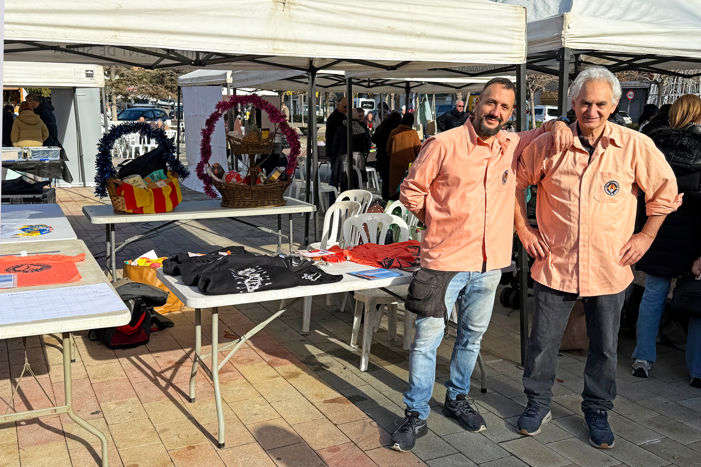 Parada de la Colla Castellera Salats a la plaÃ§a de Sant Joan durant la Fira de Nadal i Fira dâ€™Entitats de SÃºria.