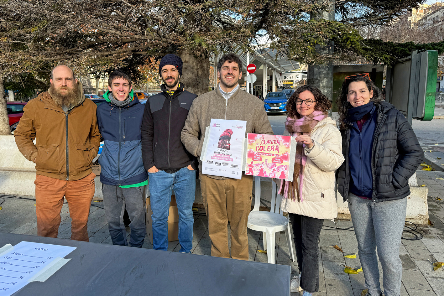 Membres de Trapelles del Mig-MÃ³n a la plaÃ§a de Sant Joan durant la Fira de Nadal i Fira dâ€™Entitats de SÃºria.