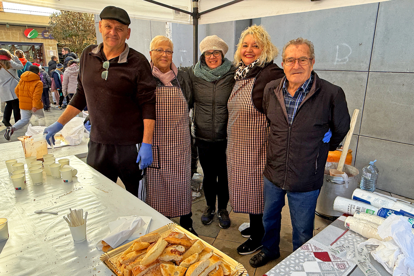 Parada de coca i xocolata a la plaÃ§a de la Serradora durant la Fira de Nadal i Fira dâ€™Entitats de SÃºria.