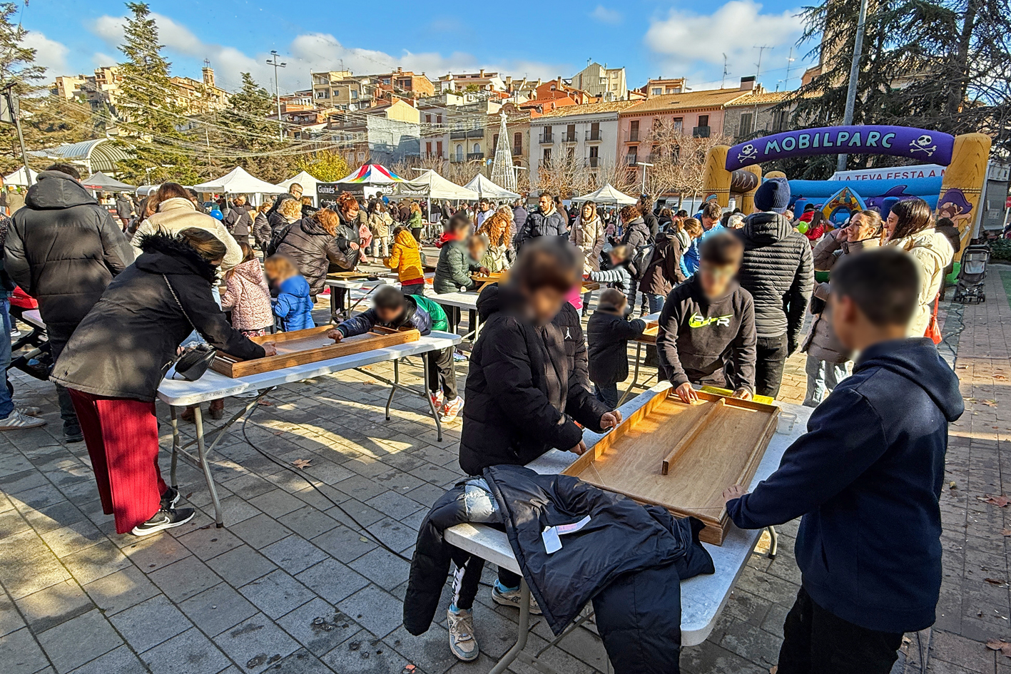 Jocs infantils a la plaÃ§a de Sant Joan durant la Fira de Nadal i Fira dâ€™Entitats de SÃºria.