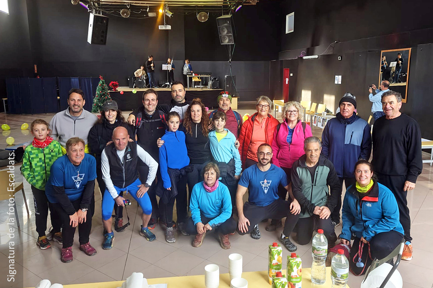 Participants en la caminada, lâ€™esmorzar i la festa infantil de Nadal a la sala Pou4, amb organitzaciÃ³ de Pou4 SAS i Escaldats, dins de la Fira de Nadal i Fira dâ€™Entitats de SÃºria.