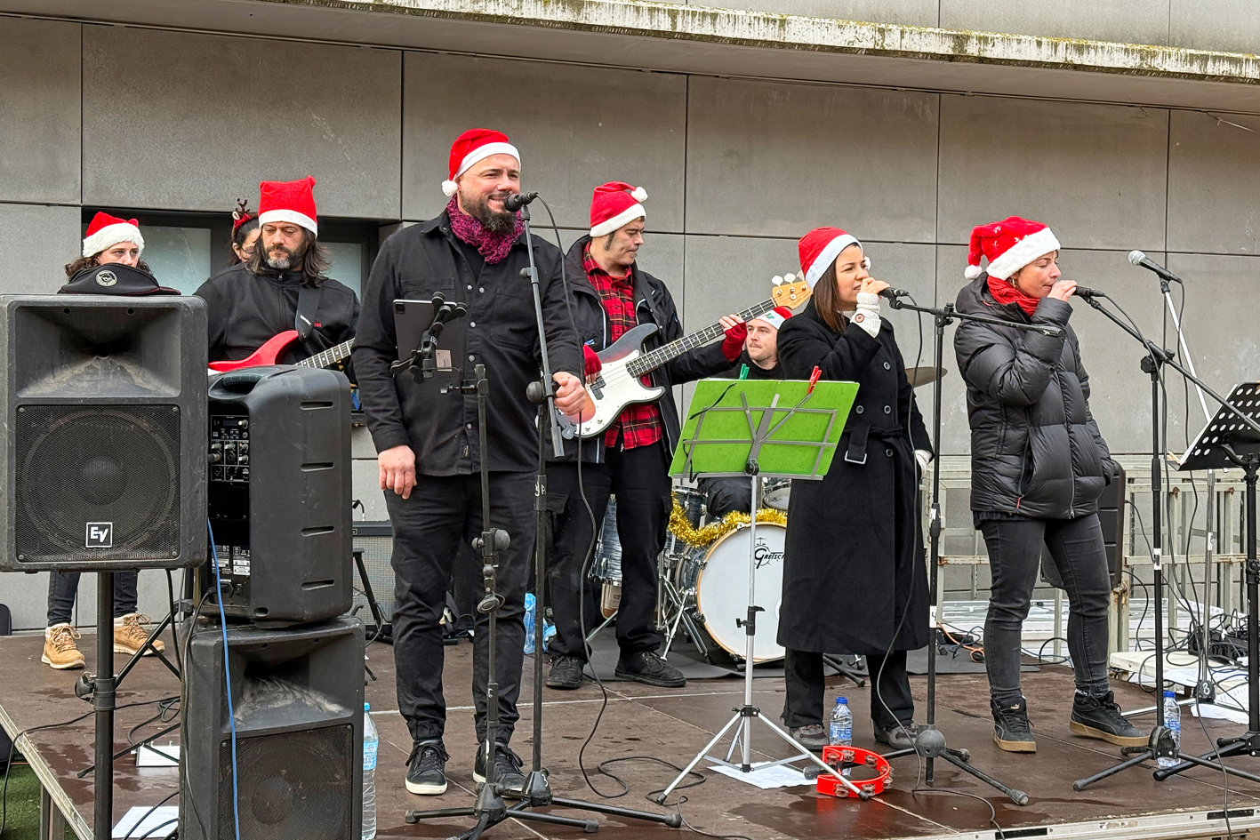 ActuaciÃ³ del grup Salitropa a la plaÃ§a de la Serradora, dins de la Fira de Nadal i Fira dâ€™Entitats de SÃºria.