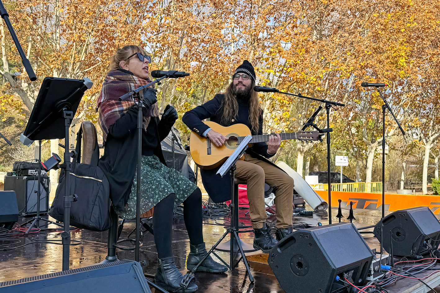 ActuaciÃ³ de LaTrup Duet a la plaÃ§a de Sant Joan, dins de la Fira de Nadal i Fira dâ€™Entitats de SÃºria.
