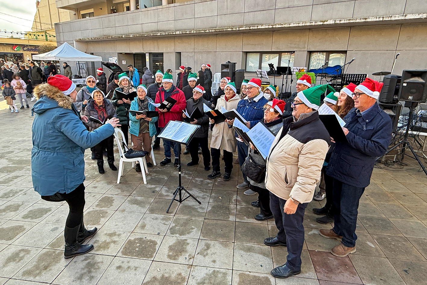 ActuaciÃ³ de la Societat Coral La Llanterna a la plaÃ§a de la Serradora, dins de la Fira de Nadal i Fira dâ€™Entitats de SÃºria.