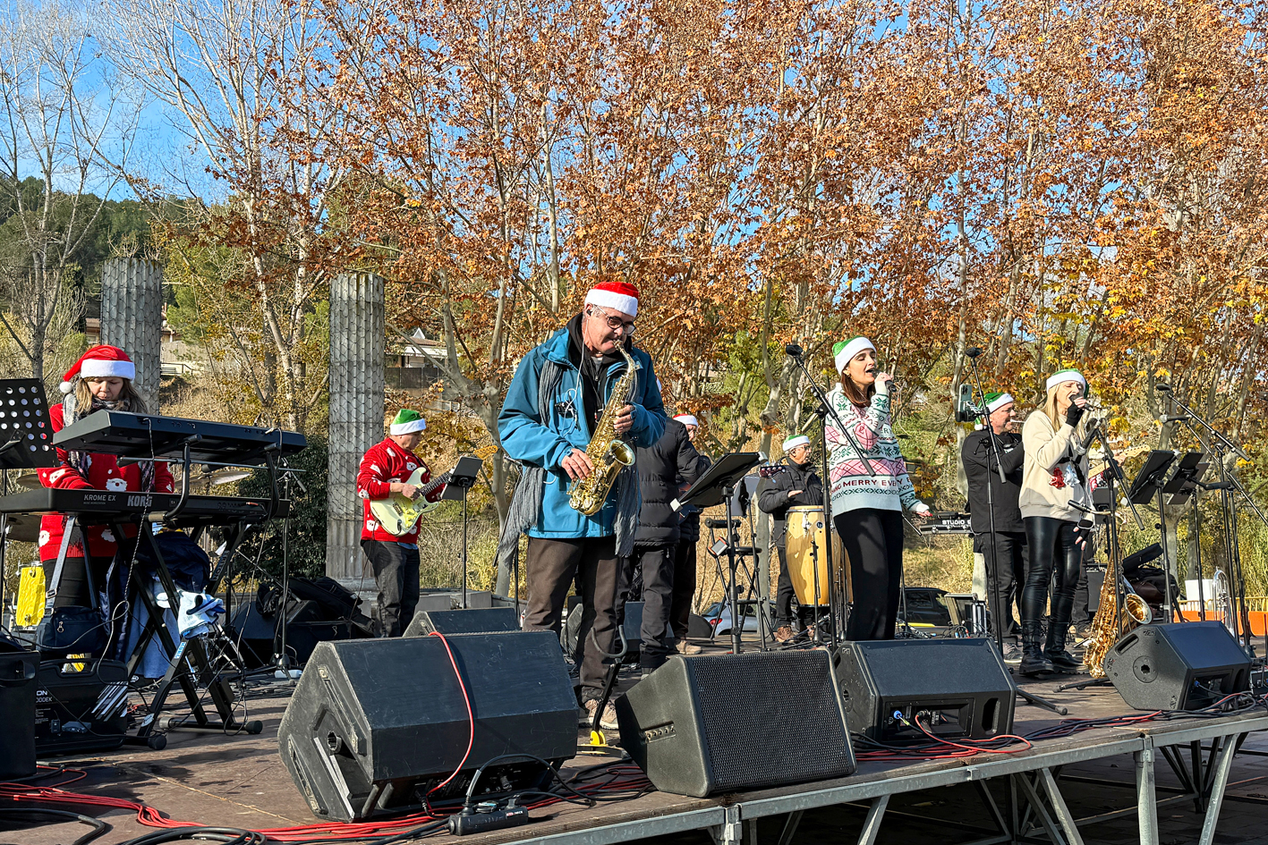 ActuaciÃ³ de 555 Project a la plaÃ§a de Sant Joan, dins de la Fira de Nadal i Fira dâ€™Entitats de SÃºria.