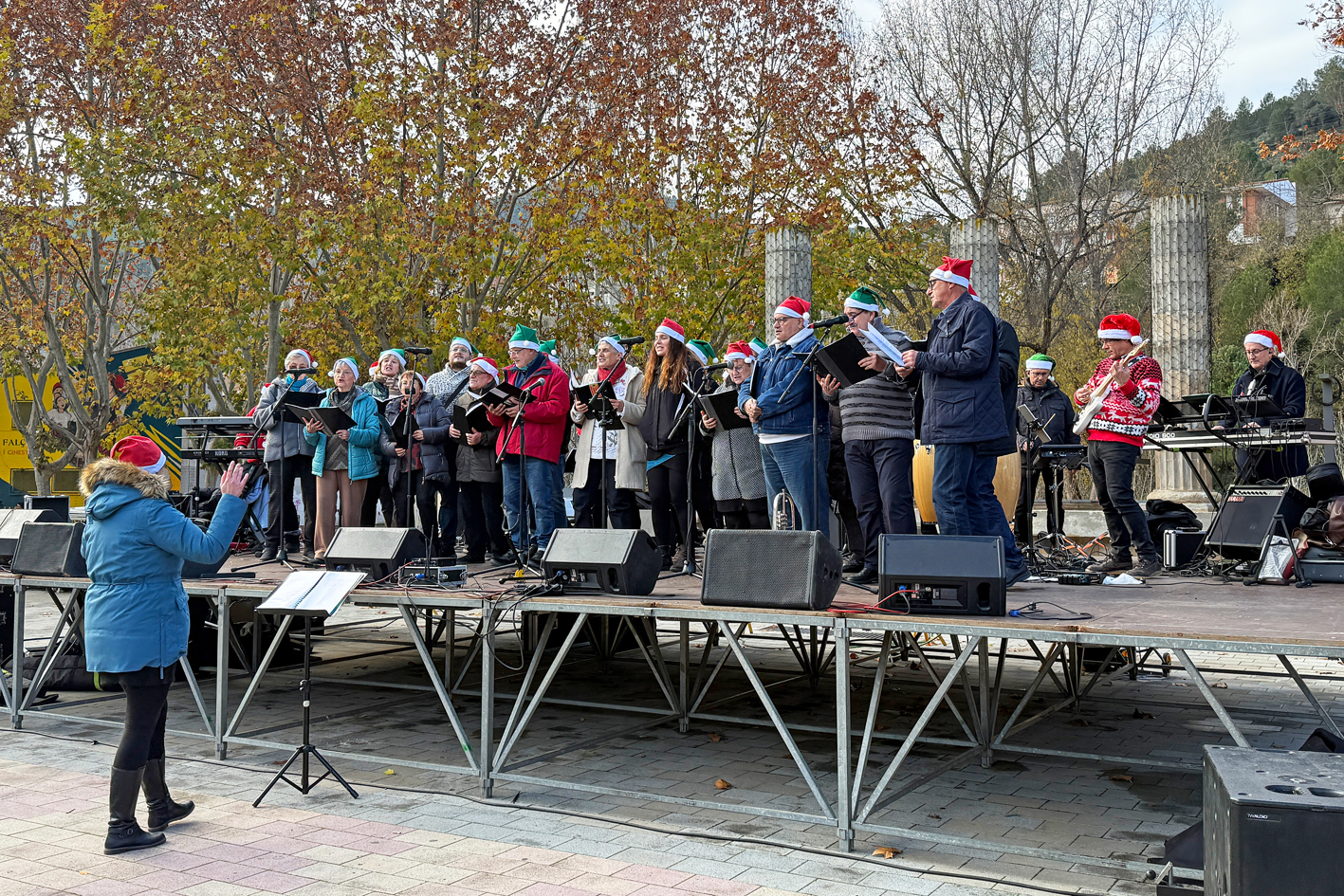 ActuaciÃ³ conjunta de la Societat Coral La Llanterna i 555 Project a la plaÃ§a de Sant Joan, dins de la Fira de Nadal i Fira dâ€™Entitats de SÃºria.