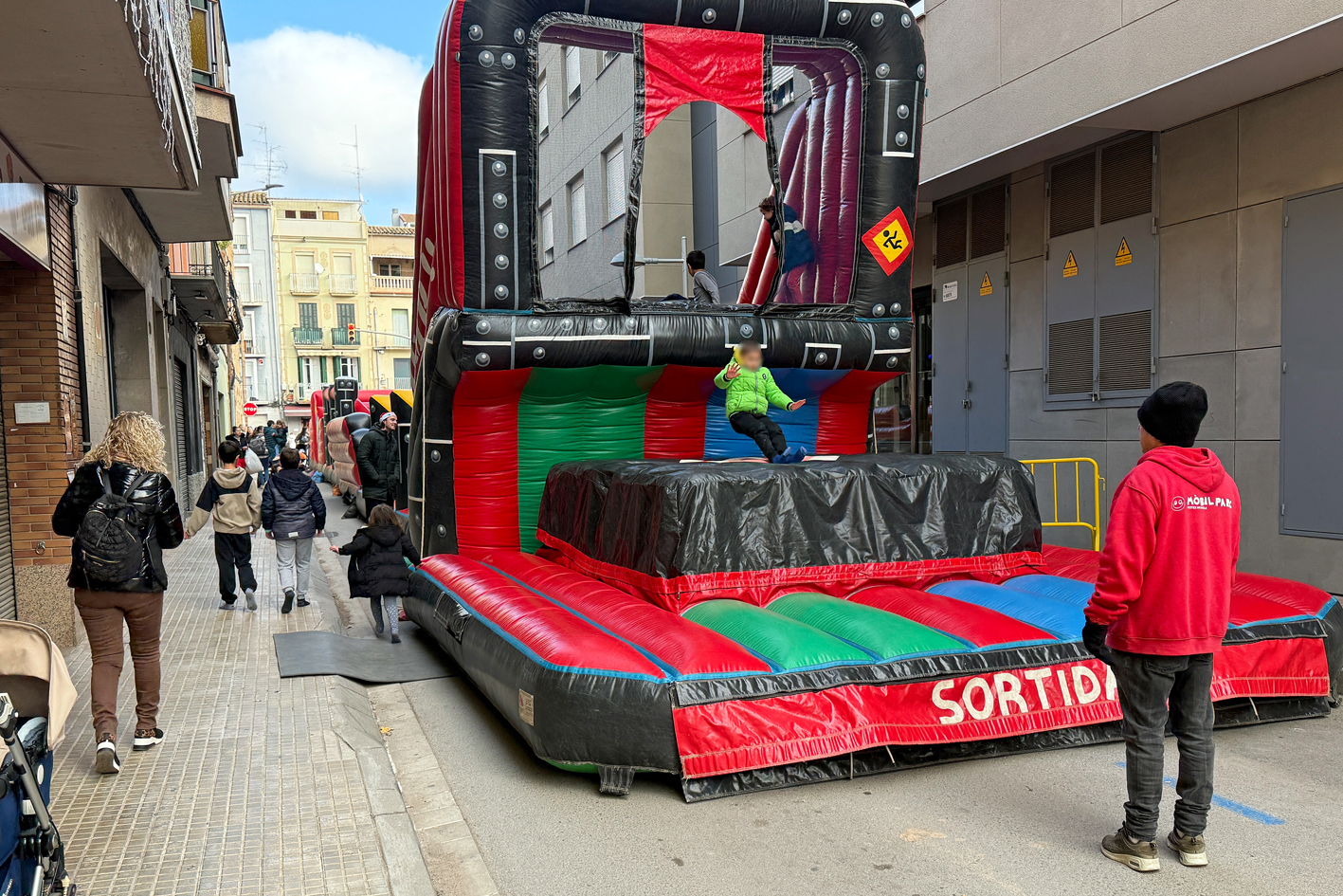 Inflables al carrer DomÃ¨nec Quinquer, dins de la Fira de Nadal i Fira dâ€™Entitats de SÃºria.