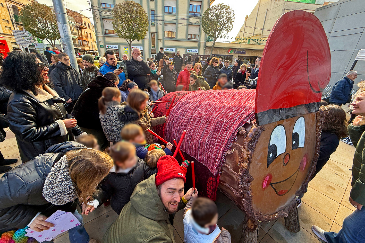 Caga TiÃ³ a la plaÃ§a de la Serradora durant la Fira de Nadal i Fira dâ€™Entitats de SÃºria.