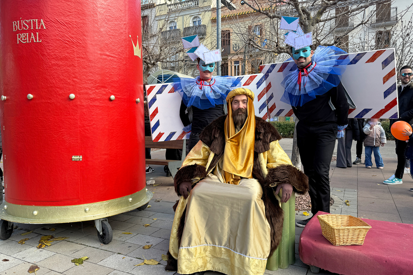 Visita del Patge Reial a la plaÃ§a de Sant Joan durant la Fira de Nadal i Fira dâ€™Entitats de SÃºria.