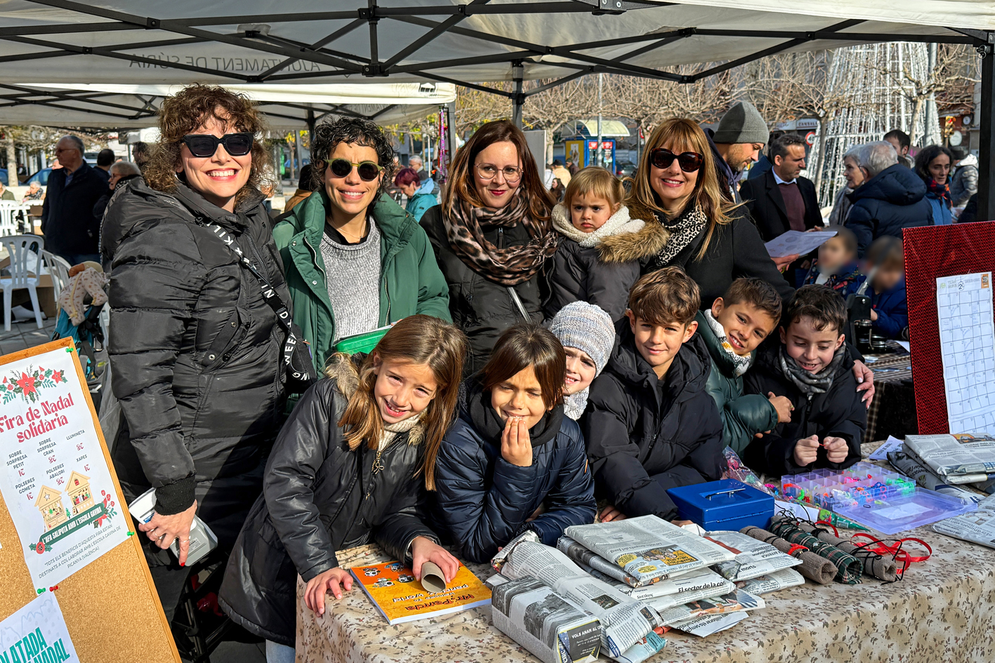 Parada de lâ€™AFA de lâ€™Escola Salipota a la plaÃ§a de Sant Joan durant la Fira de Nadal i Fira dâ€™Entitats de SÃºria.