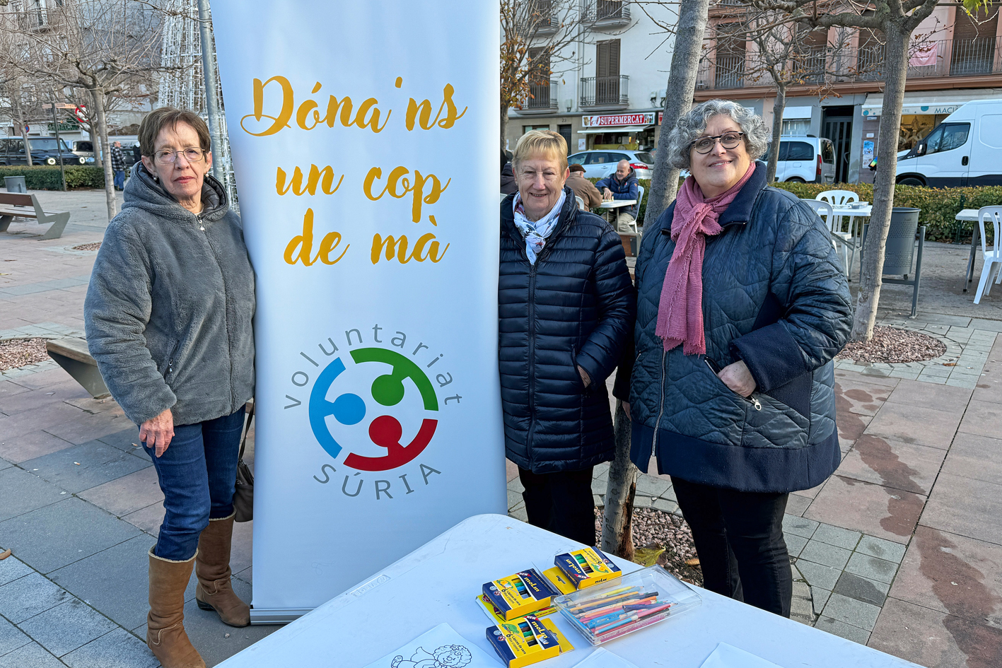 Parada de lâ€™AssociaciÃ³ de Voluntaris a la plaÃ§a de Sant Joan durant la Fira de Nadal i Fira dâ€™Entitats de SÃºria.