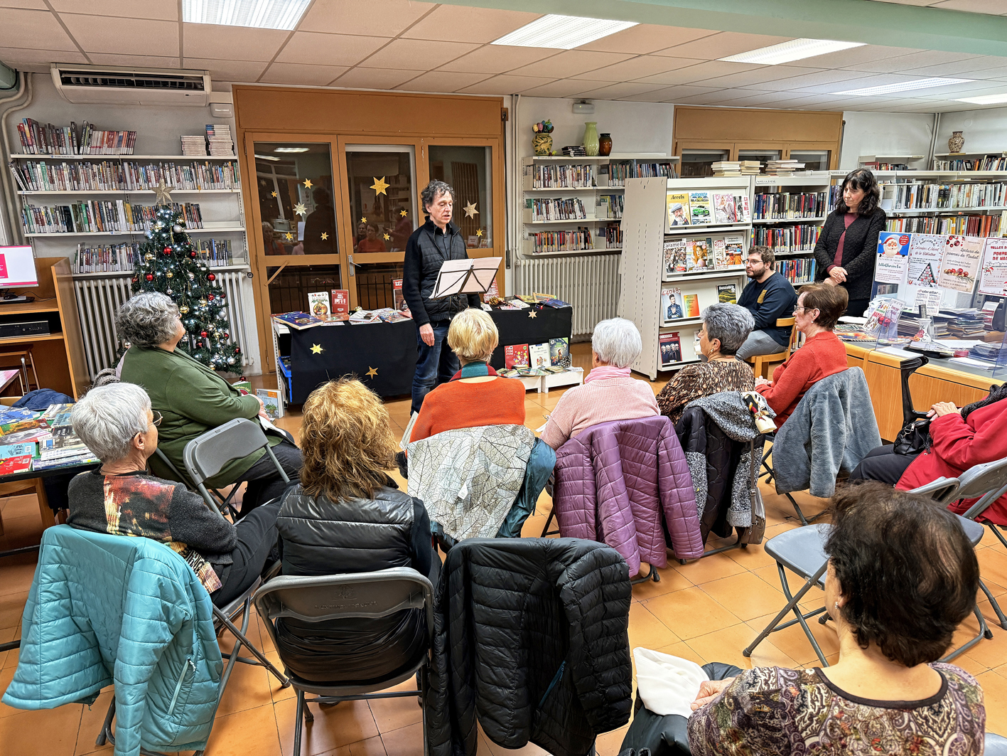 SessiÃ³ de poemes i canÃ§ons de Nadal a la Biblioteca PÃºblica, amb el Grup del Taller de Lectura de L'Esplai.