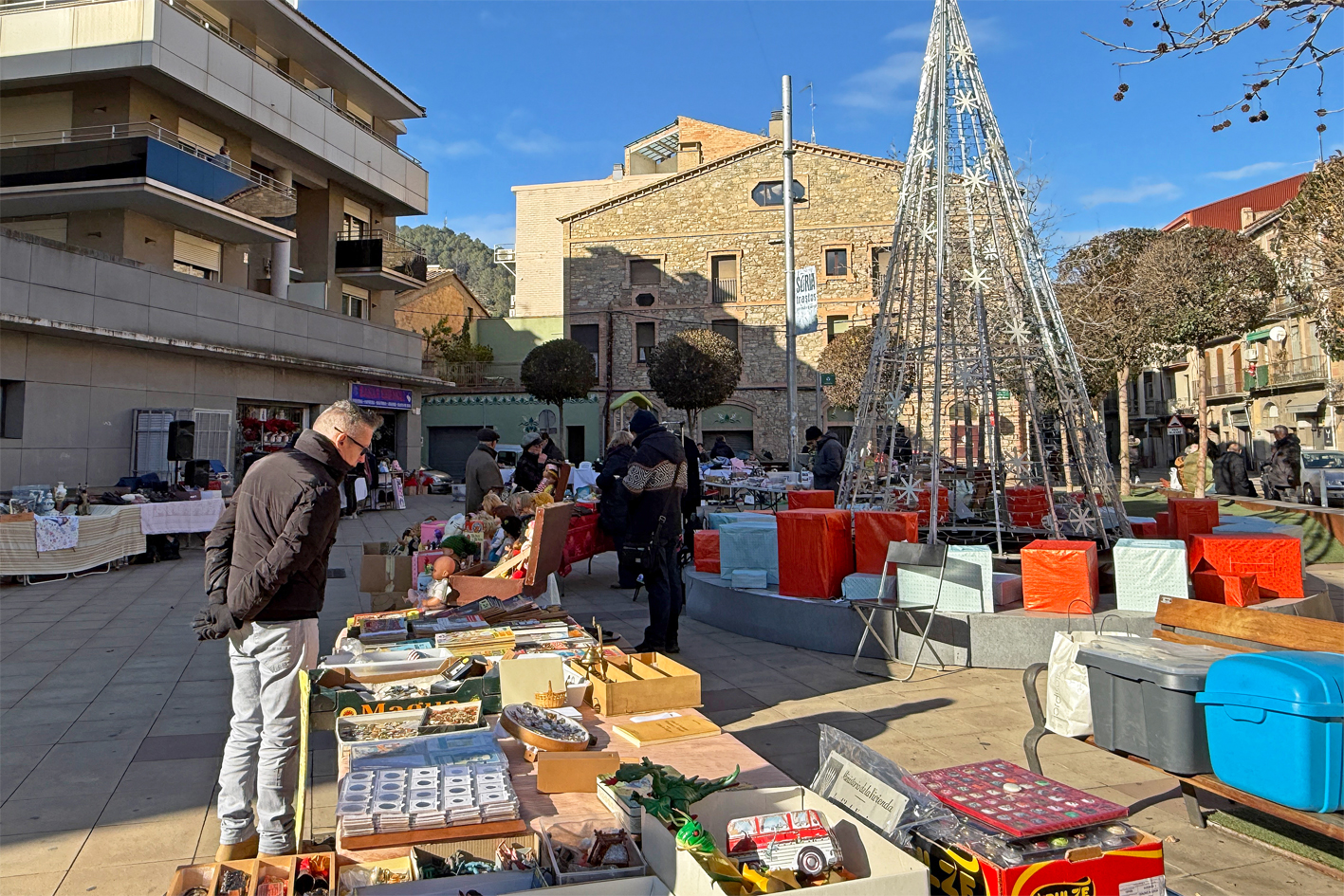 Imatge del 12Ã¨ aniversari del mercat Suriatrastos a la plaÃ§a de la Serradora.