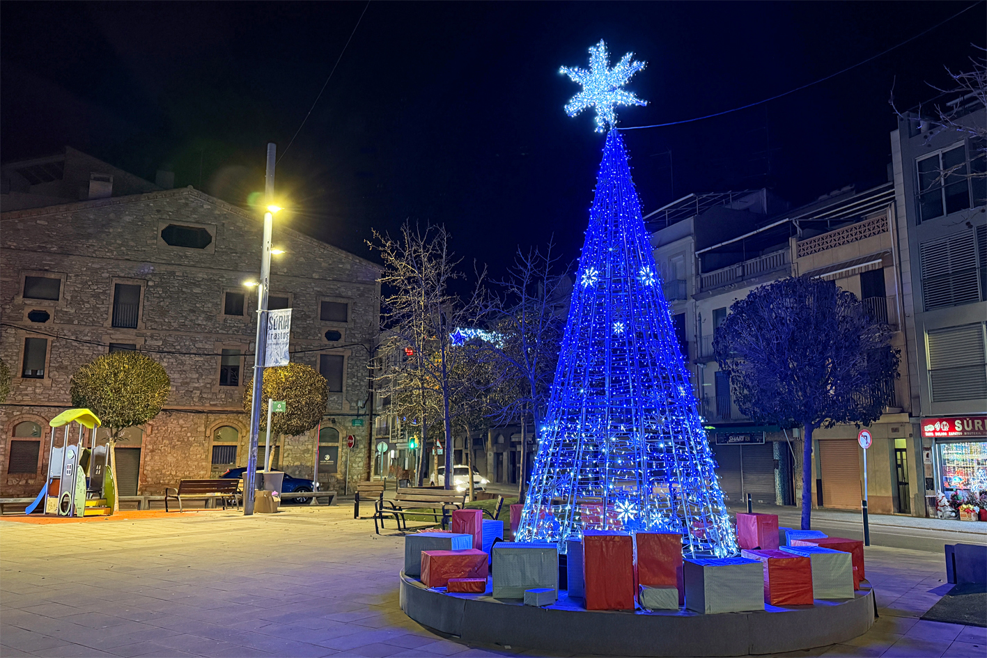Arbre de Nadal a la plaÃ§a de la Serradora.