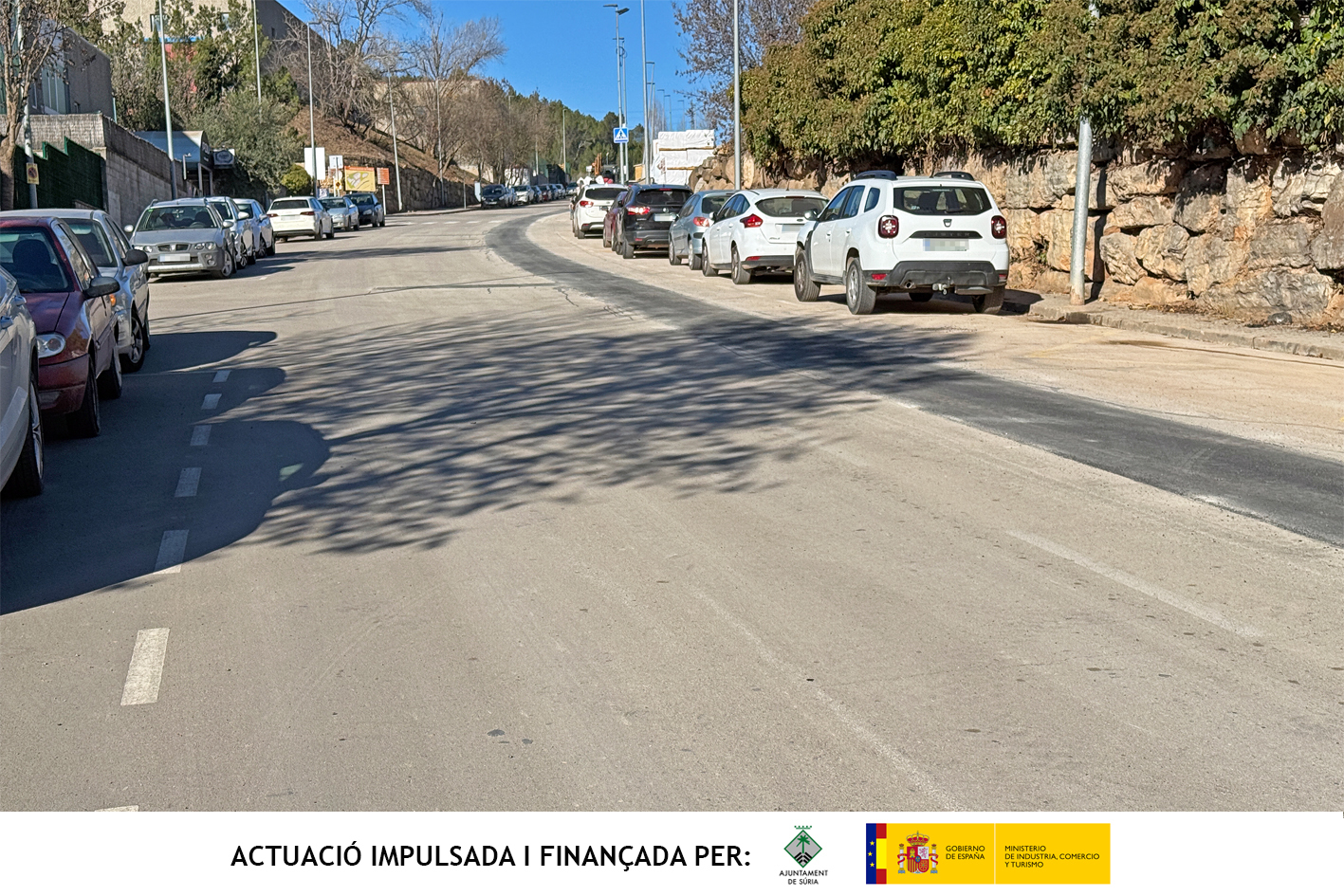 Vista parcial del vial principal del polígon industrial La Pobla, després dels treballs de millora.
