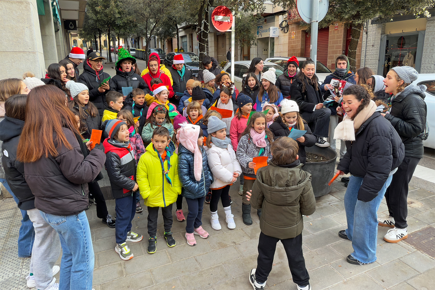 Cantada de nadales de l'Agrupament Escolta i Guia Joan Ros al centre urbÃ .