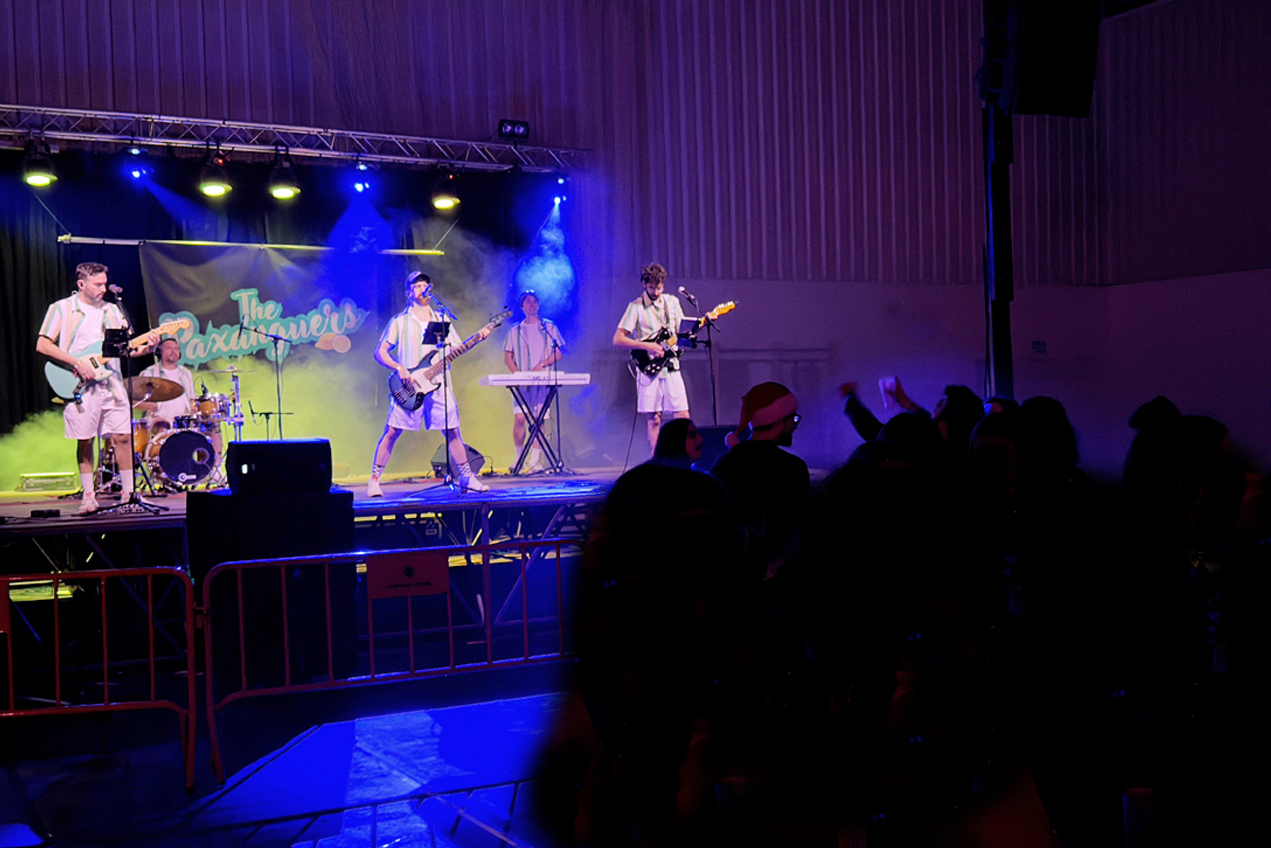 Concert de The Paxanguers durant la Nit de Nadal al PavellÃ³ Municipal d'Esports, organitzada per Trapelles del Mig-MÃ³n i Ajuntament de SÃºria.