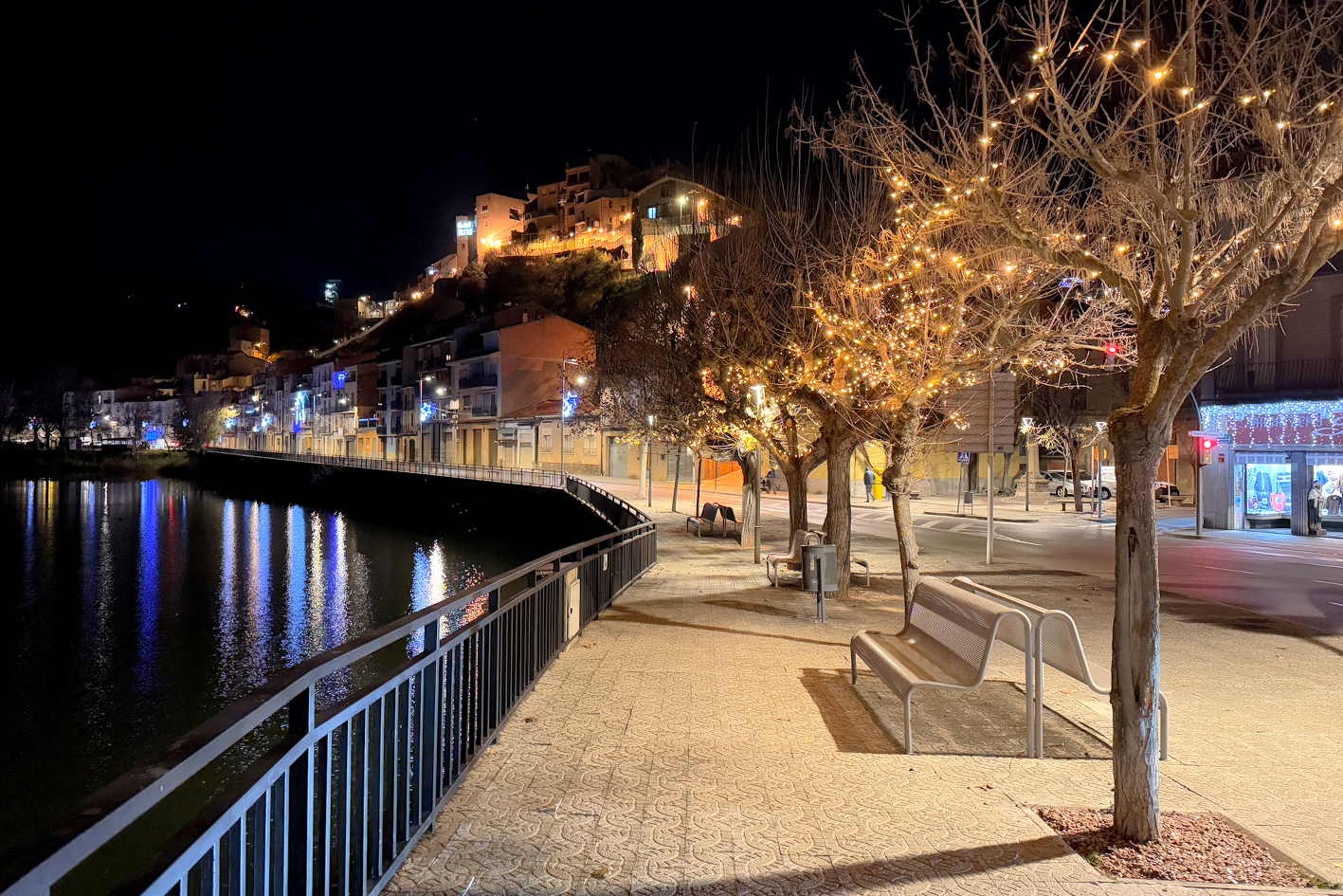 IlÂ·luminaciÃ³ de Nadal als barris de Sant Jaume i Poble Vell.