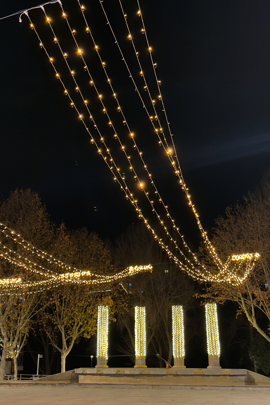 IlÂ·luminaciÃ³ de Nadal a la plaÃ§a de Sant Joan.