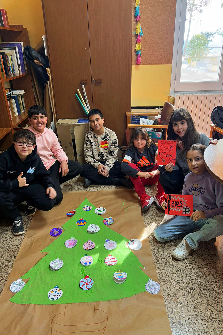 Taller de postals de Nadal i arbre de Nadal del Consell Municipal dels Infants a la ResidÃ¨ncia Bell RepÃ²s.