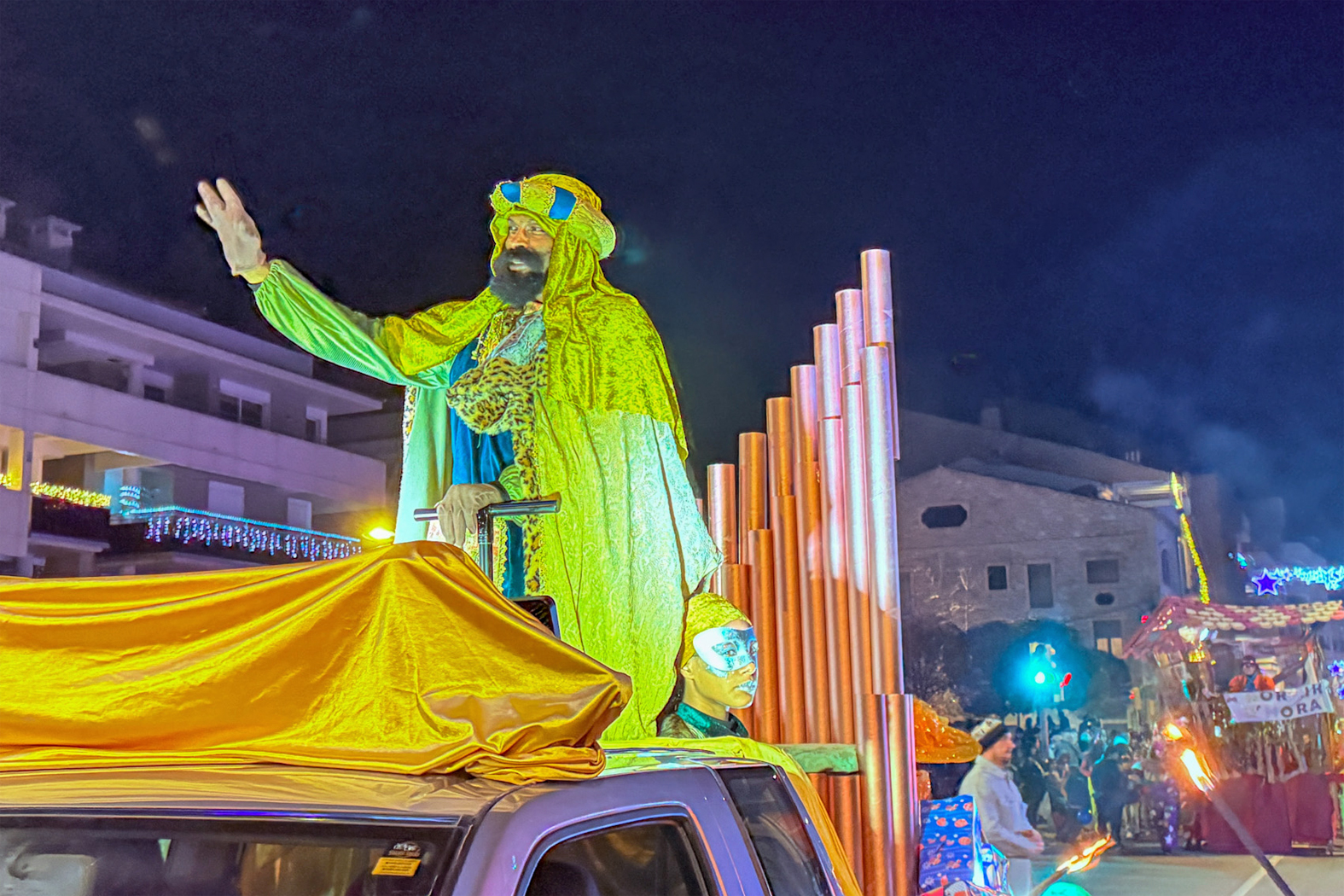 El rei Baltasar saluda les persones assistents a la Cavalcada de SÃºria.