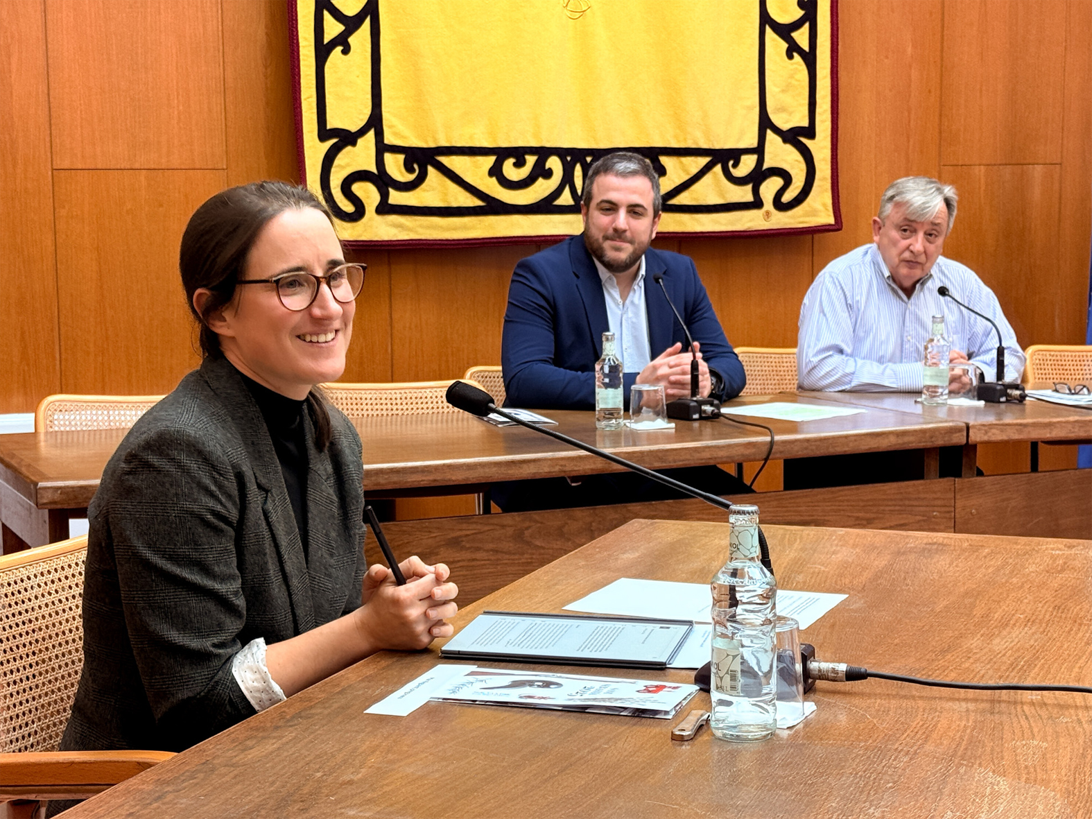 Lâ€™economista surienca Mar Reguant, durant lâ€™acte del pregÃ³ de la Festa de Sant SebastiÃ , amb lâ€™alcalde Albert CoberÃ³ i el regidor de Cultura, Albert FÃ brega.