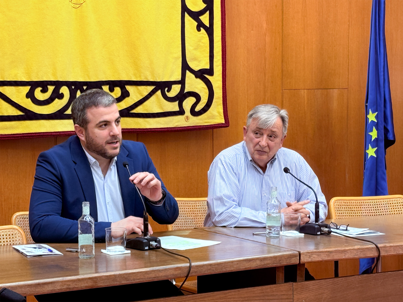 Lâ€™alcalde Albert CoberÃ³ parla durant lâ€™acte del pregÃ³ de la Festa de Sant SebastiÃ , al costat del regidor de Cultura, Albert FÃ brega.