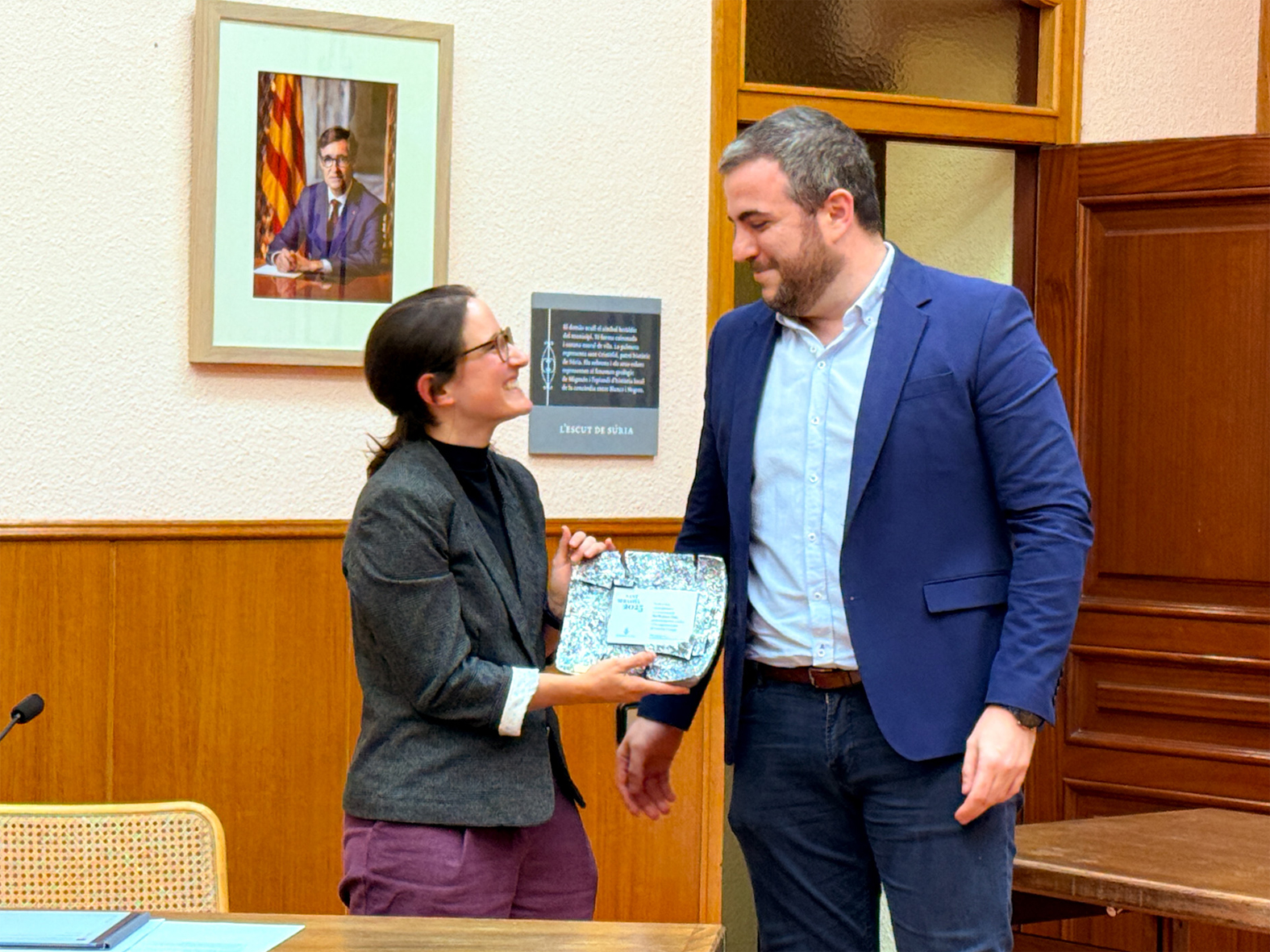 Lâ€™alcalde Albert CoberÃ³ lliura a lâ€™economista surienca Mar Reguant una placa de reconeixement a la seva trajectÃ²ria, durant lâ€™acte del pregÃ³ de la Festa de Sant SebastiÃ .