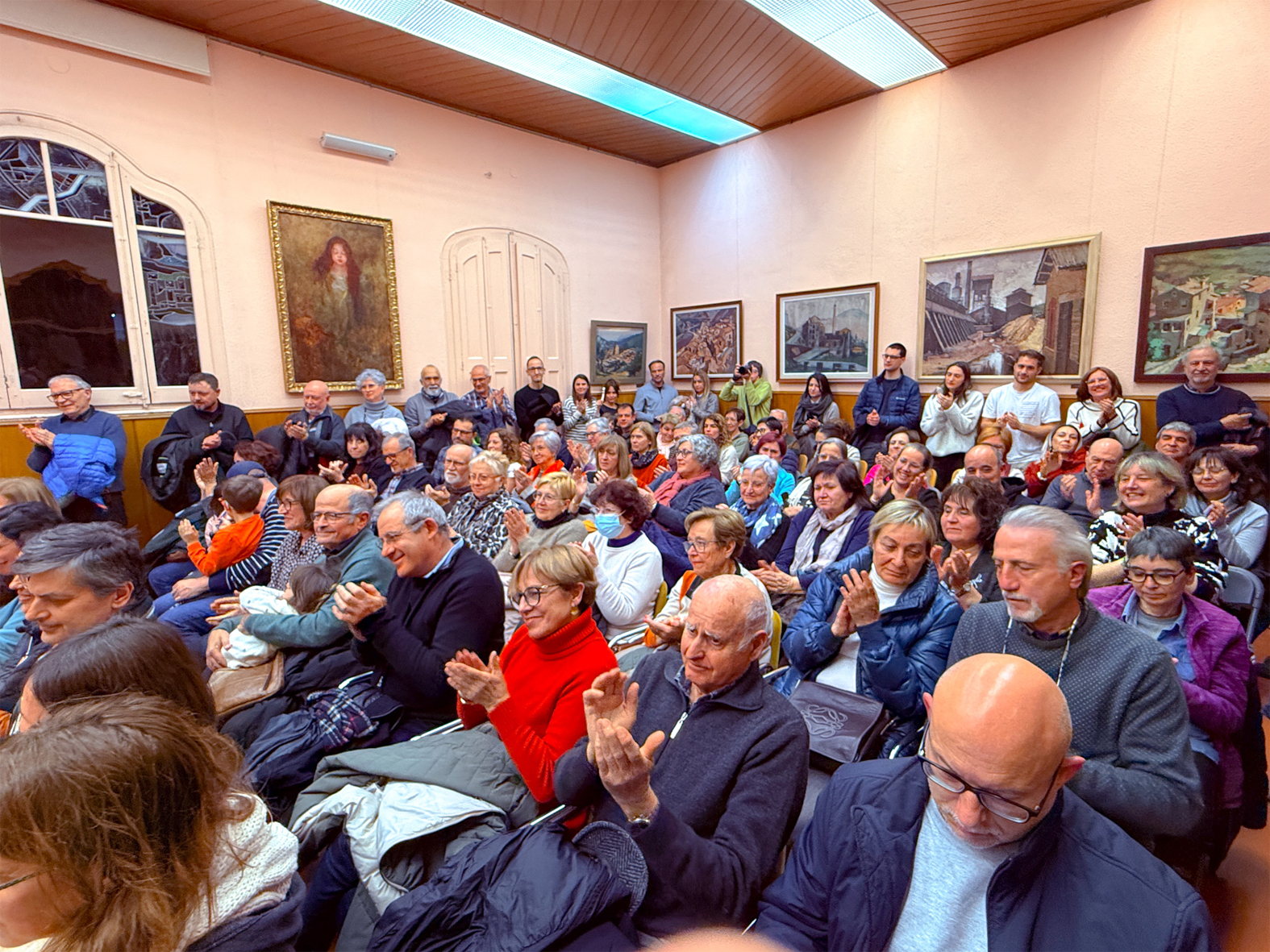 Aplaudiments de les persones assistents a lâ€™acte del pregÃ³ de la Festa de Sant SebastiÃ , que va omplir el salÃ³ de sessions de la Casa de la Vila.