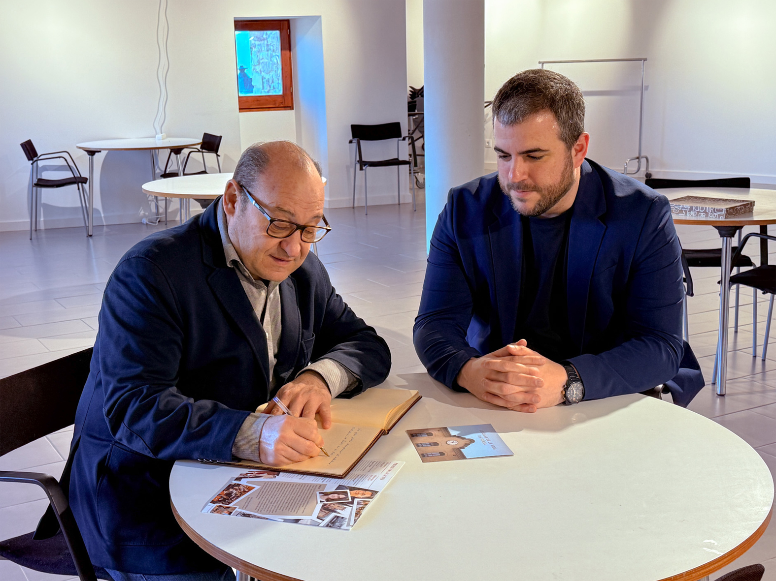 El president de Ferrocarrils de la Generalitat, Carles Ruiz, signa en el Llibre dâ€™Honor de la vila, al costat de lâ€™alcalde Albert CoberÃ³.