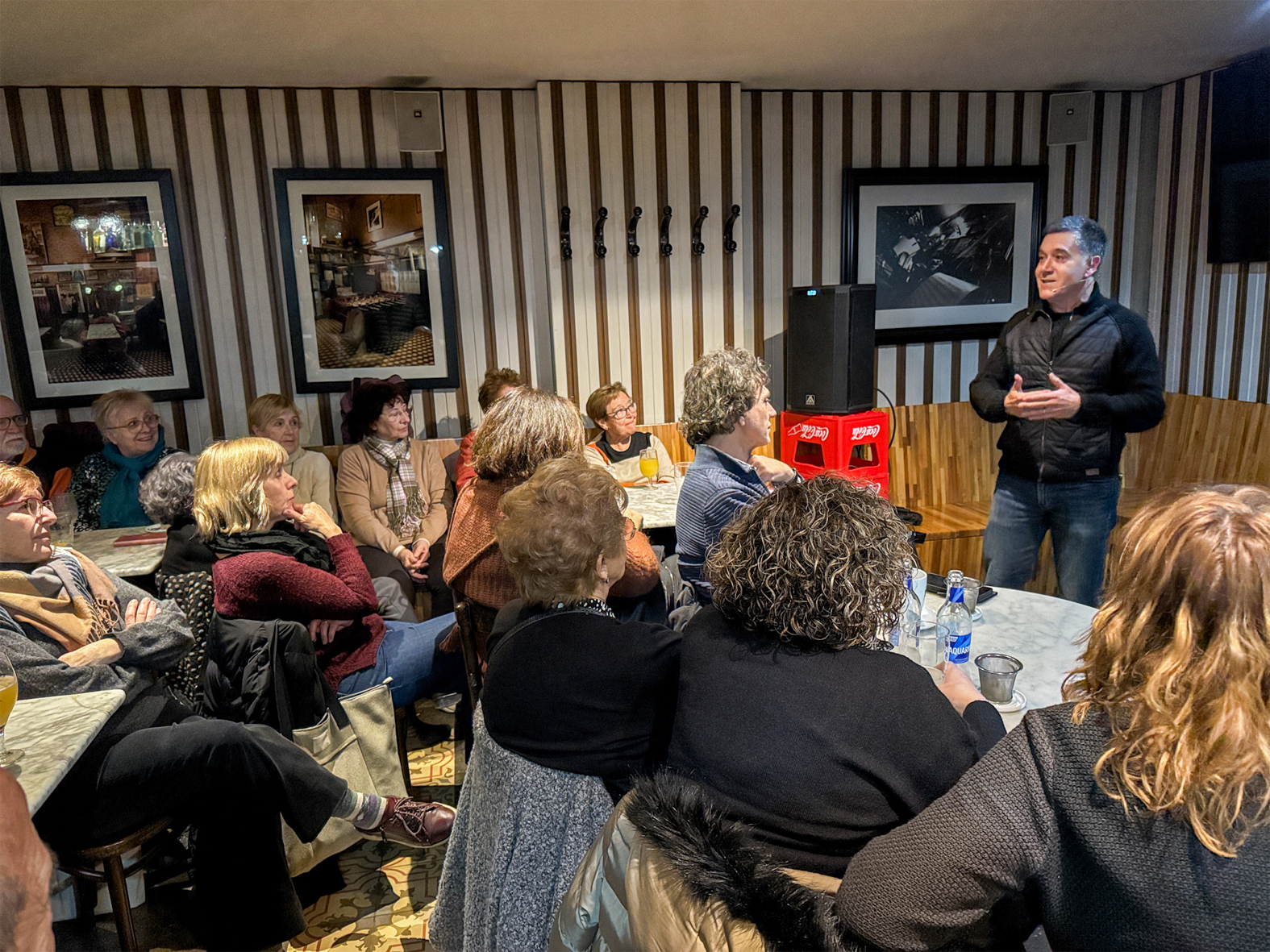 Lâ€™escriptor MartÃ­ Gironell parla durant la presentaciÃ³ de la seva novelÂ·la 'La muntanya del tresorâ€™ al cafÃ¨ de Cal Quintana, dins del programa de la Festa de Sant SebastiÃ .