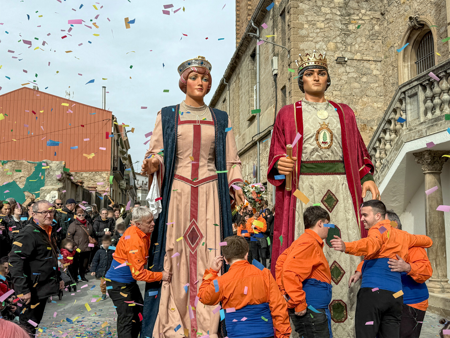Acte de presentaciÃ³ de la nova imatge dels Gegants de SÃºria al davant de lâ€™EsglÃ©sia Parroquial de Sant CristÃ²fol, dins del programa de la Festa de Sant SebastiÃ .