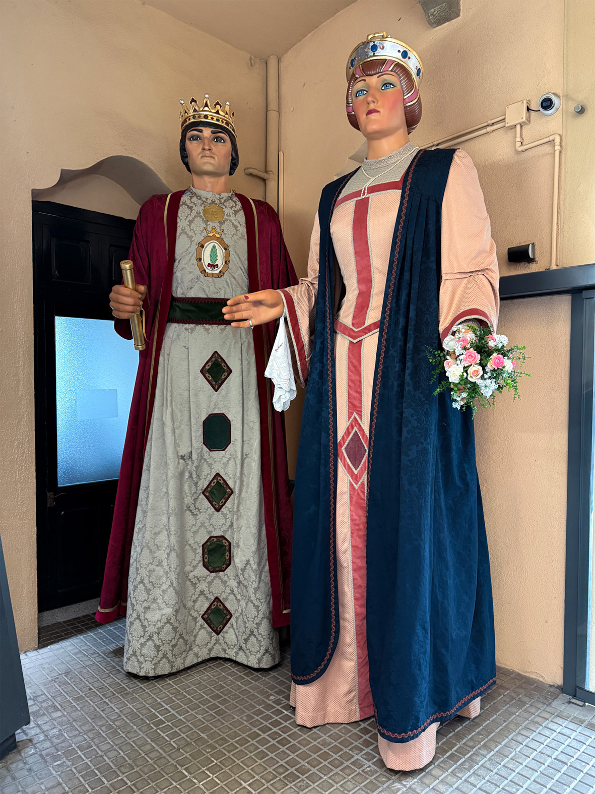 Els Gegants de SÃºria, en el seu lloc dâ€™ubicaciÃ³ habitual a la Casa de la Vila, desprÃ©s de lâ€™acte de presentaciÃ³ de la seva nova imatge, dins del programa de la Festa de Sant SebastiÃ .